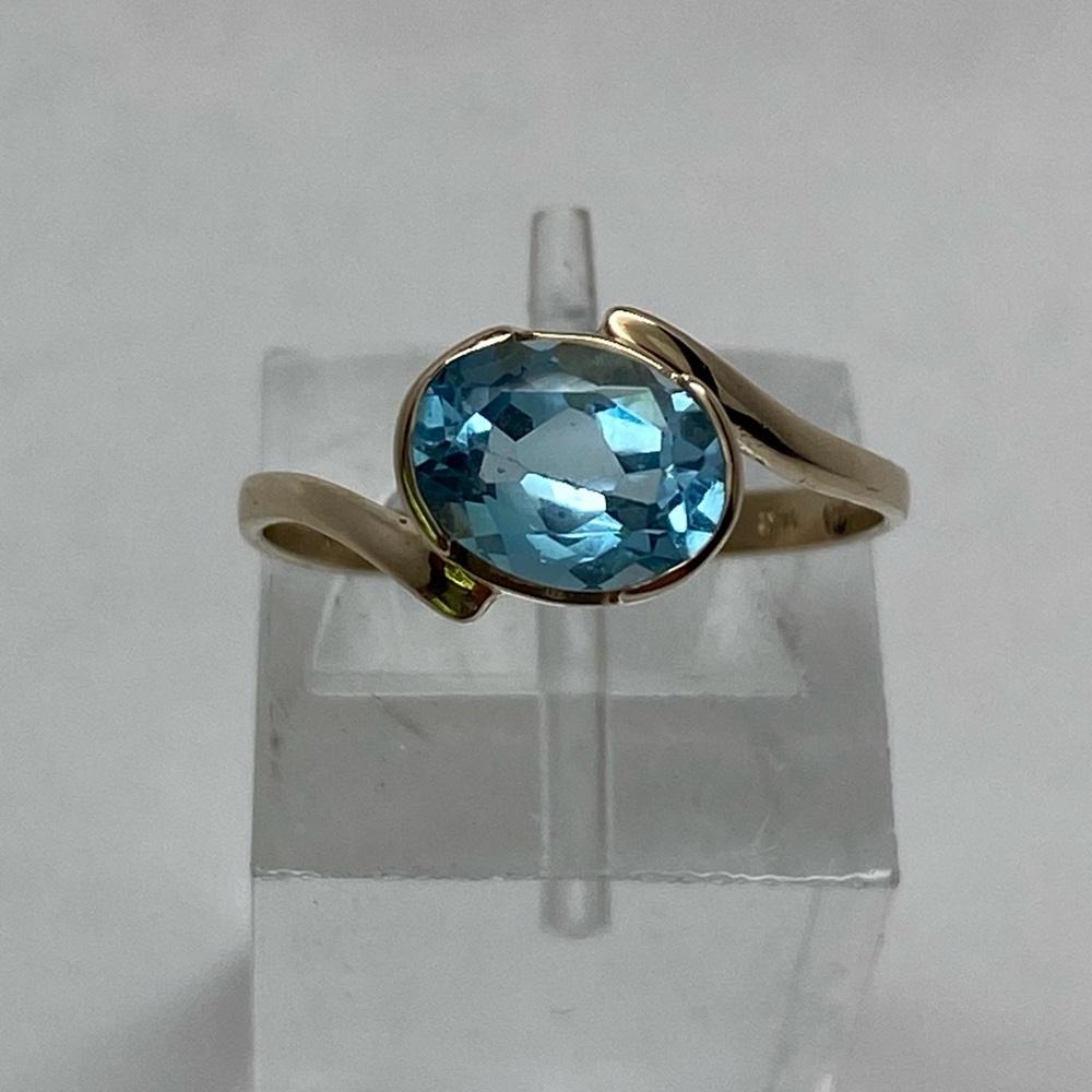 14K Yellow Gold Bezel Set Blue Topaz Solitaire Ring 2.0 Grams Size 6.5